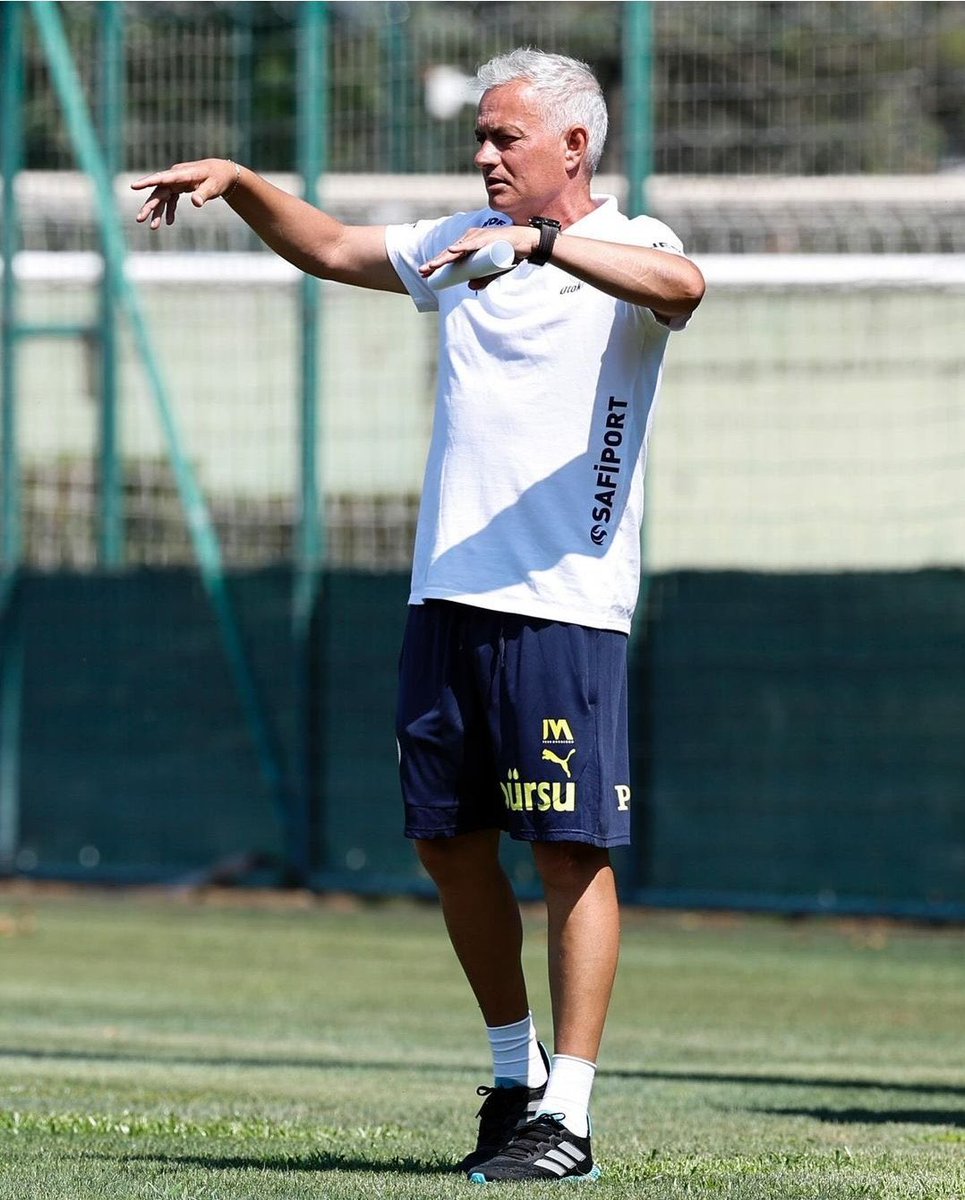 FenerFans6's tweet photo. Fenerbahçemiz, Lugano maçının hazırlıklarını Teknik Direktörümüz Jose Mourinho yönetiminde yaptığı antrenmanla tamamladı. ✅️

✈️ Takımımız saat 14.00'de Basel'e hareket edecek, sonrasında kara yoluyla Thun şehrine gidecek. https://t.co/512rq3JtCY