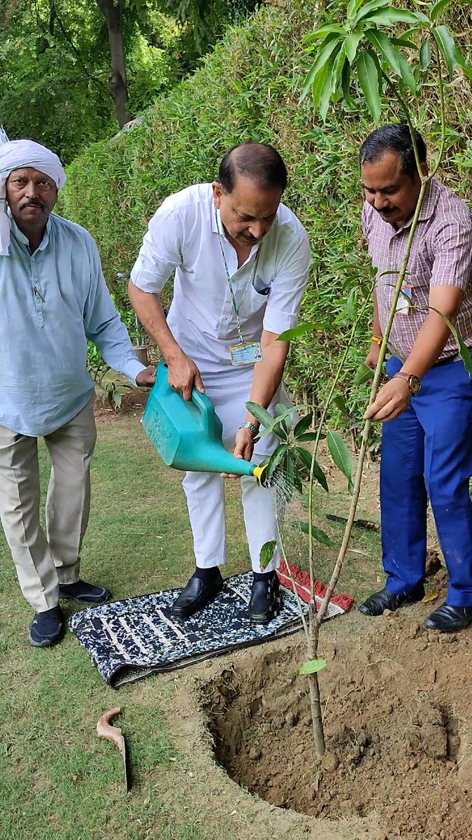 RajivPratapRudy's tweet photo. ’’फलान्यपि परार्थय वृक्षाः सत्पुरूषा इवं’’

हमारी सृष्टि के सौन्दर्य व उन्नति के प्रतीक हैं वृक्ष, हमारी सभ्यता व संस्कृति में देवतुल्य हैं वृक्ष।

आज नई दिल्ली स्थित ��वास के निकट भारत-आसियान मैत्री पार्क में आदरणीय प्रधानमंत्री श्री @narendramodi जी के देशव्यापी अभियान #एक_पेड़_माँ_के_नाम अंतर्गत वृक्षारोपण किया।

आइए, हम सब मा॰ प्रधानमंत्री जी के इस अभियान का हिस्सा बनें और वात्सल्य प्रेम के प्रतीक माँ समान प्रकृति के संरक्षण व संवर्धन के वृक्षारोपण का पुनीत कार्य करें। 

@BJP4India @BJP4Bihar @BJP4Chapra