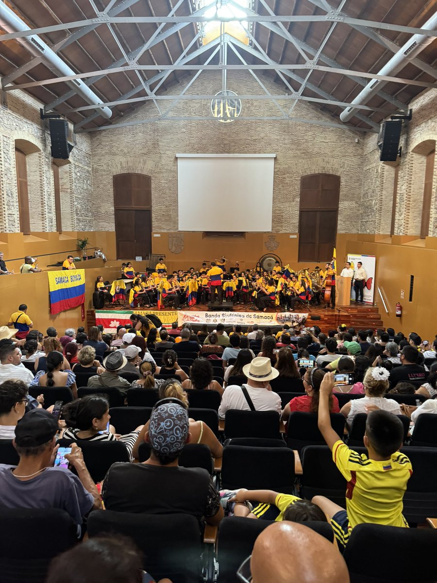 ConsColValEsp's tweet image. ¡Celebramos el 20 de julio con orgullo y alegría! 🎉 Honrados de compartir este día con el Embajador de Colombia en España, Eduardo Ávila Navarrete; el alcalde de Samacá, Wilson Castiblanco Gil; las cónsules de Bolivia y Honduras; y la Banda Sinfónica de Samacá.¡Gracias a todos!