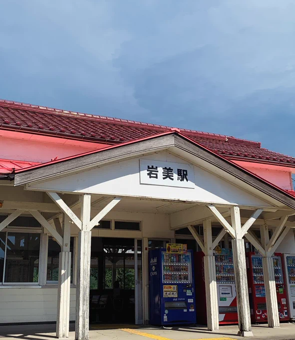 晴真誕ですが私は岩美で海水浴でした〜!はーーめちゃくちゃ非日常ですよ...海に浮かびながらネタでも考えよう...と思ってましたが心が空になるくらい癒された... レンタル浮き輪キラキラ綺麗でした。 帰りは温泉入って泳ぎイカ食べました。