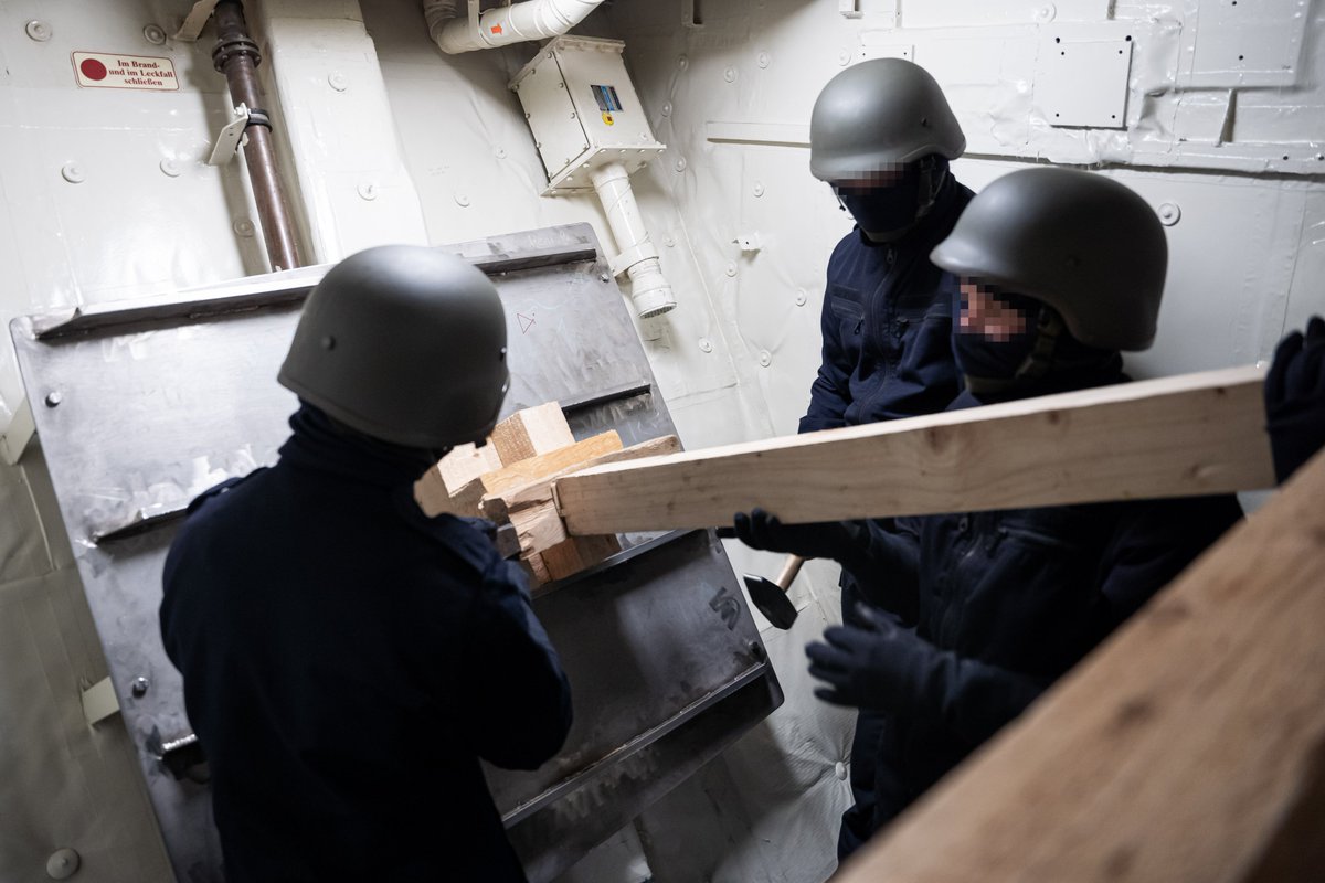 STC_EUMAM_UA's tweet image. #EUMAM_UA maritime training by the #GermanNavy: During damage control on board, 🇺🇦  naval recruits learn how to stop water ingress and build leakage supports. Prior trainings on land are followed by realistic exercises on the training ship.
#StandWithUkraine