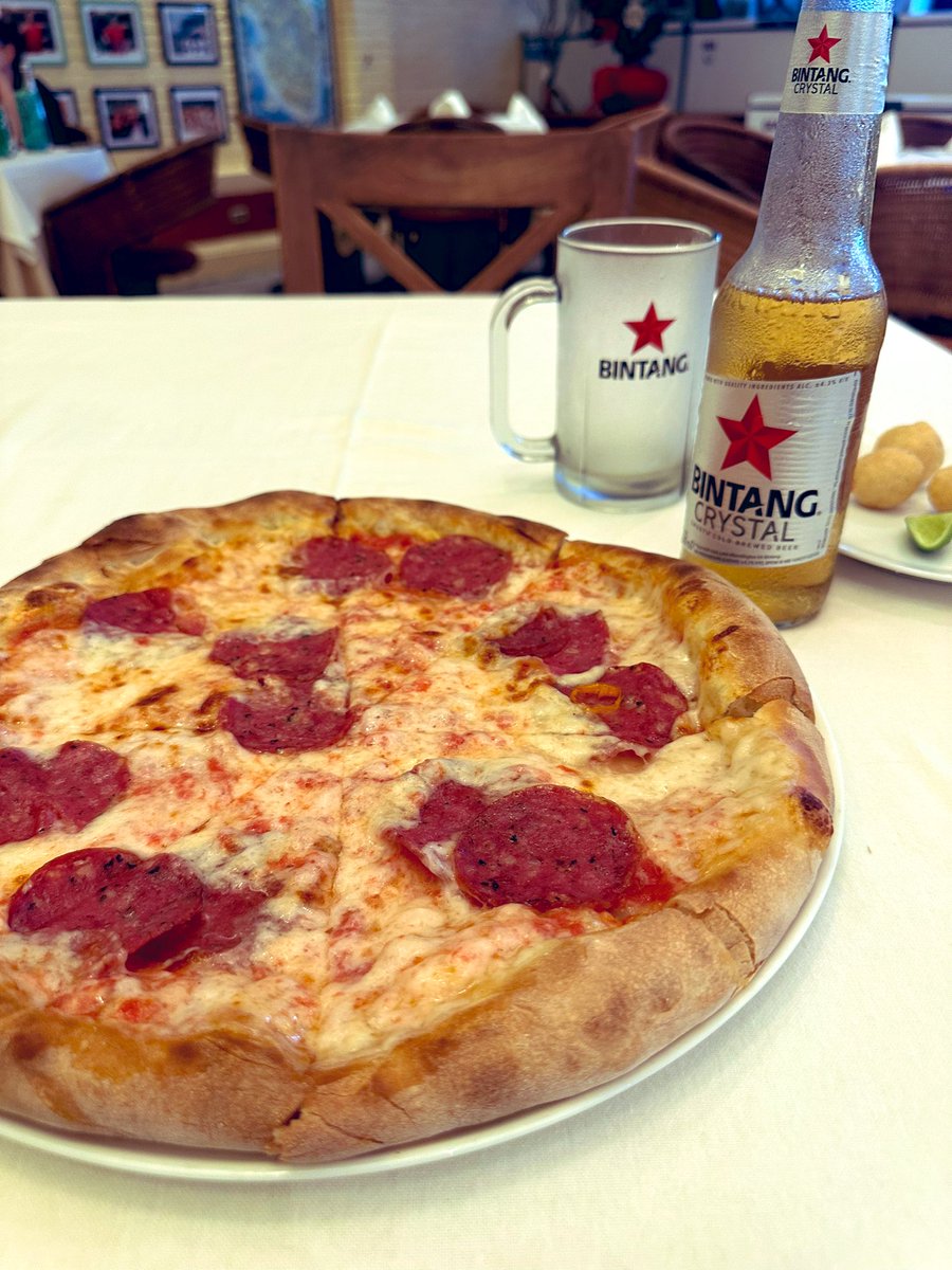 buenopronto's tweet image. バリのネイルサロンでTnGのQR決済が使えた❣️

夕飯は…評価高めのpizzeria🍕
独りでは食べきれない量💦
毎日Bintang Crystal★

#massimo
#touchngo
#マレーシア
#インドネシア