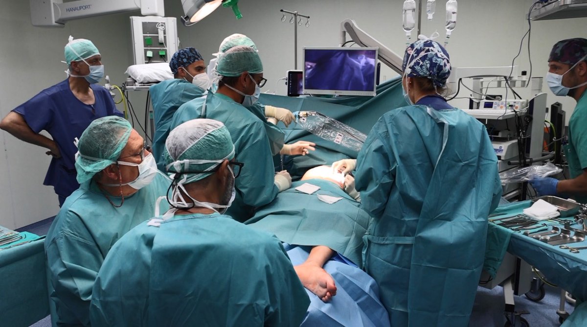 hgermanstrias's tweet photo. Professionals de l'Hospital i de @IGuttmann  fan la primera operació a Europa de reconstrucció del nervi frènic perquè pacients amb una tetraplegia alta puguin tornar a respirar

👉 https://t.co/MvdEHYPuqt

1/3 🧵 https://t.co/OEer6dtMan