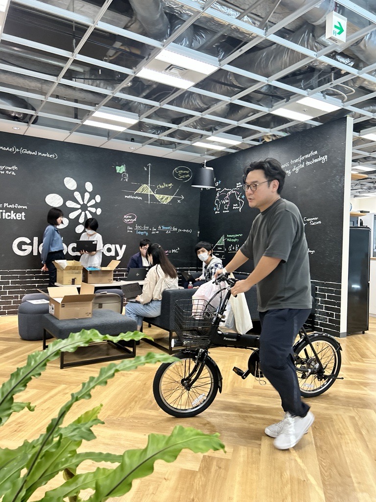globalway_BA's tweet photo. ＼7月22日は #大暑☀️／
1年で最も暑さが厳しく感じられる時期です。
メンバーの熱中症対策のために、役員で事業本部長の梁がスポーツドリンクと塩分補給キャンディー、アイスを用意してくれました！お店までの移動は自転車🚲
#猛暑日 #エンジニアと繋がりたい https://t.co/U8ruervTLe