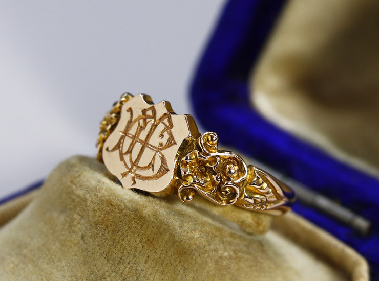 antique_ringie's tweet photo. 小ぶりなサイズながら、厚みのあるがっしりとした作りのアンティーク9金シグネットリング https://t.co/PrmhkbswK0