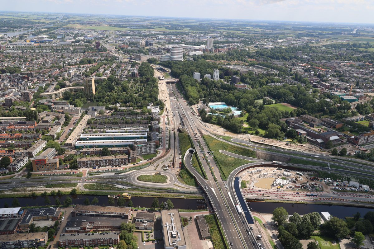 GronBereikbaar's tweet photo. Wat wordt het prachtig! 🤩 Het nieuwe Julianaplein en de nieuwe Ring Zuid krijgen steeds meer vorm. 

Nog 6 weken Operatie Ring Zuid en dan rijden we over de nieuwe zuidelijke ringweg! 🥳

#OperatieRingZuid | @aanpakringzuid https://t.co/RaaTv7JX5D