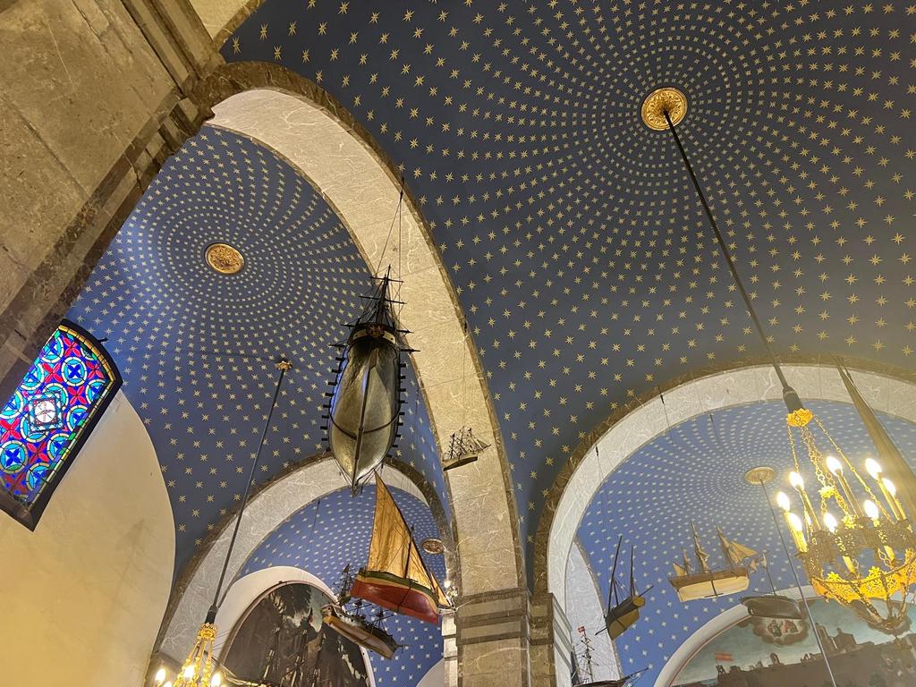 <a href="/Sandra_Ramos77/">Sandra Ramos</a> 🖼️ El cartell és un homenatge a l’aigua💧 inspirat en la volta estrellada ✨del sostre de l’església del Portal del Carro📍

➡️La idea que ha estat presentada per la dissenyadora Marta Escobar Felip 

ℹ️Més informació a partir del migdia a cultura.tarragona.cat