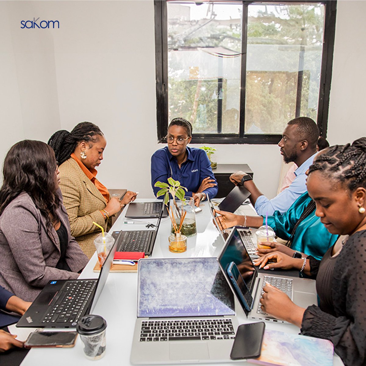 sakom_gn's tweet photo. #InfoKom
La communication interne joue un rôle crucial dans la construction d'une organisation efficace, engagée et résiliente.
Elle contribue à créer un environnement de travail positif où les employés peuvent s'épanouir et contribuer au succès de l'entreprise.
#saKom https://t.co/V8AfqvOOcQ