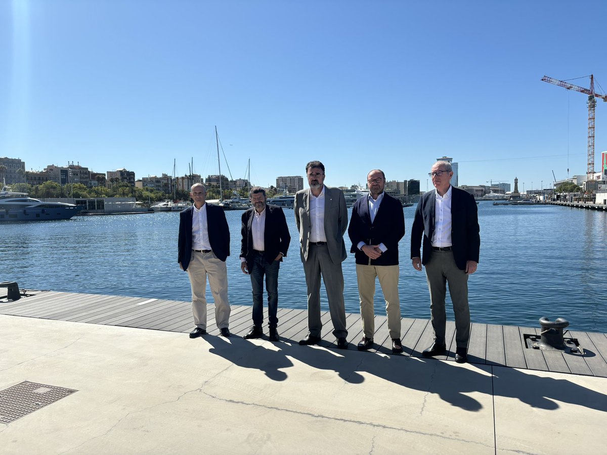 Octainvernizzi's tweet photo. El Port Vell, conegut com el port de luxe dels grans vaixeills, és en realitat una gran amarra i taller que dona feina a milers de treballadors i treballadores. Avui hi hem visitat les seves instal•lacions renovades. https://t.co/lkVvx5FpXO