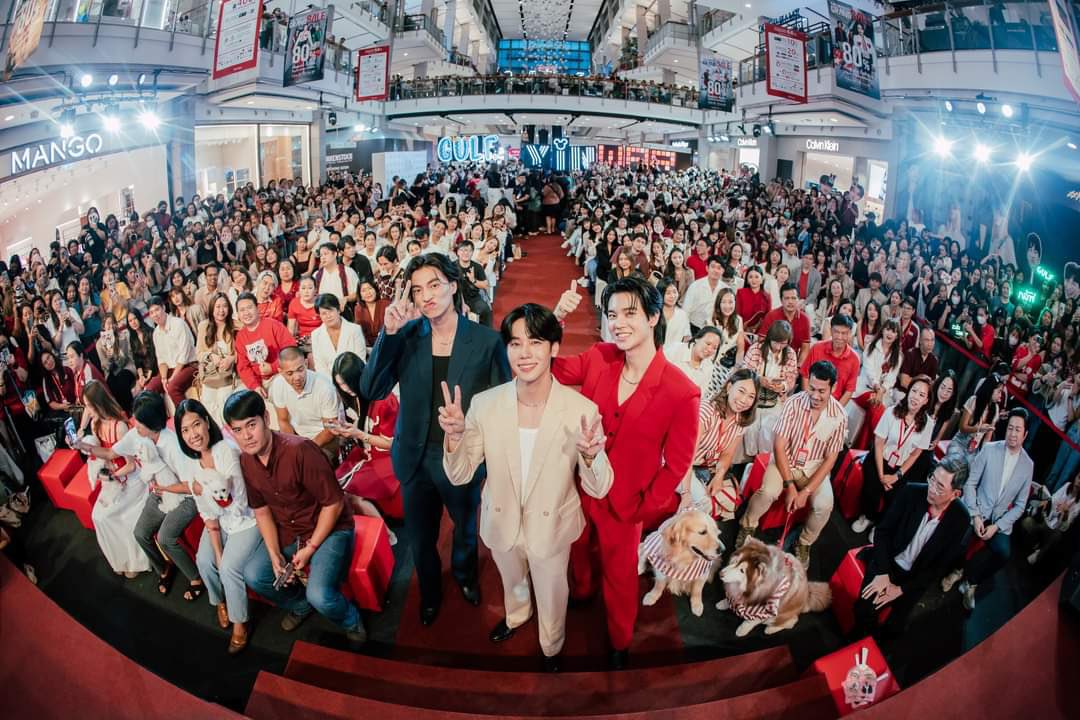 YinOFFICIALTH's tweet photo. 𝗙𝗲𝗹𝗶𝗻𝗮 𝗖𝗮𝗻𝗶𝗻𝗼 "𝗬𝗘𝗦! 𝗡𝗜𝗡𝗘 𝗛𝗔𝗣𝗣𝗬!"
ภายบรรยากาศครบรอบ 9 ปีแห่งความสุข กับ เฟลินา คานิโน ที่จัดขึ้นกลางลาน centralwOrld 

ขอบคุณทุกท่านที่มาร่วมเป็นส่วนหนึ่งที่ทำให้งานนี้เกิดขึ้น ได้รับความสุขและกำลังใจอย่างท่วมท้น ❤️💙

#FelinaCaninoYes9Happy #Yes9Happy https://t.co/ipBlygpNim