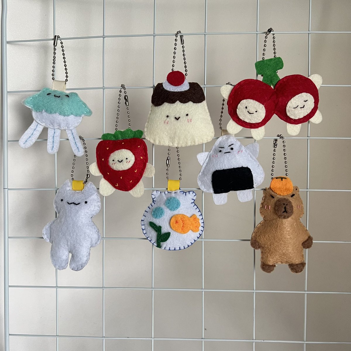 _chickenysh's tweet photo. new felt charms I made (≧∀≦) 🍒🍮🍓 https://t.co/8E5d2C85J2