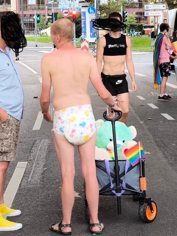 ainyrockstar's tweet photo. Ich halte es aus Sicht einer Heterofrau von Außen, aber auch durch Gespräche mit Schwulen und Lesben, die das ebenfalls alles kritisch beobachten, für einen Riesenfehler, die LGB-Community in Richtung Fetischtypen geöffnet zu haben. 

Beim CSD geht es nun nicht mehr vorrangig um Toleranz für Schwule und Lesben, sondern um das demonstrative Ausleben von Fetischen. Damit haben weiße heterosexuelle Männer und irgendwelche anderen Leute mit Störungen klammheimlich den „bunten“ CSD für sich erobert. 

Die Folgen sind fatal. Man überdreht so dermaßen mit Spinnern, die in Windeln oder Hundemasken rumlaufen, die öffentlich sexuelle Handlungen vornehmen etc., dass man den meisten Menschen nach außen kaum noch klarmachen kann, dass die einen mit den anderen nichts zu tun haben. 

Der Backlash wird verheerend sein. Auch für Schwule und Lesben, die einfach nur in Frieden leben wollen.