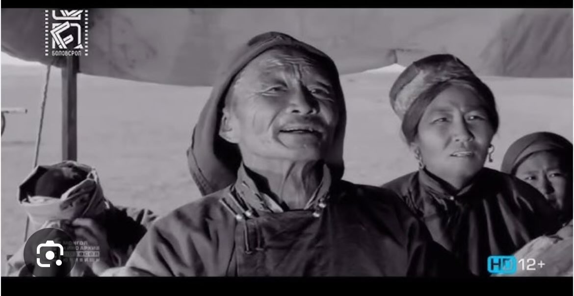 Гажуудал. 

Хурим, найрын улирал эхэллээ. Манайханд сархадны соёл огт алга. Ялангуяа хөдөөнийхөнд. Бэр гуйх гэж очсон элчийг архиар шахаж согтооно. Бэрээ хүргэж өгөхөөр очсон хүмүүсийг нохой гурав харагдтал уулгаад, согтоогоод, таслаад, бөөлжистөй нь хутгаад явуулна. Тэгвэл л тэр