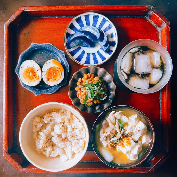 最近のごはん 納豆、豆腐としめじの唐辛子味噌汁、茄子の浅漬け、味玉 うなぎの大葉みょうが丼、豆腐ときゃべつの味噌汁、すもも バジルとベーコンのトマトピザトースト、オムレツ、いちじくのバター蜂蜜がけ ベーコン目玉焼きレシュティ、チキンとバジルのトマトスープ、豆乳コーヒー
