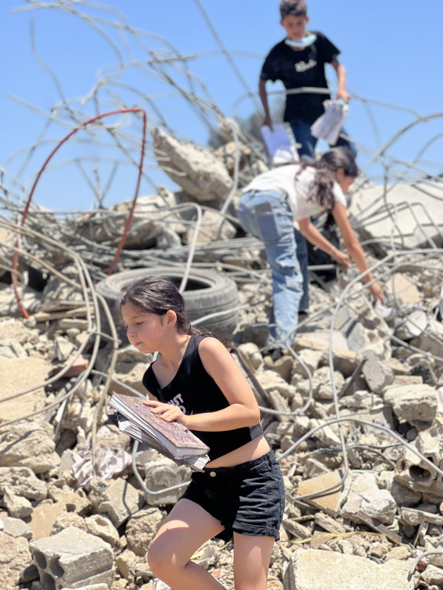 _martamaroto_'s tweet photo. Niños restacando libros de entre los escombros de un edificio de viviendas destruído en un ataque israelí en Safad al-Battikh, sur del Líbano. 

📸 @HusseinChbn https://t.co/Joj79aWa8R