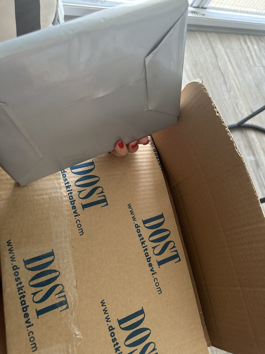 banaslim's tweet photo. Belki çok önemli degil gibi ama Kitap sipariş etmiştim netten. Bir kitabı bu kdr özenli paketlediğiniz için kendimi bi anda iyi hissettirdiğiniz için çok teşekkürler 🙏🙏  işini özenerek yapan herkesi seviyorum 🙏 #dostkitabevi 
@dostkitabevi https://t.co/MCwQ6y7bxz