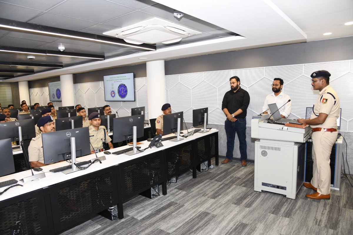 ChdCyberCell's tweet image. ENHANCING OUR CYBER DEFENCE

CISF personnel from major cities being imparted training in Cyber Security &amp;amp; Forensics at CenCOPS

@DgpChdPolice 

#CyberSecurity #CISFTraining #ChandigarhPolice