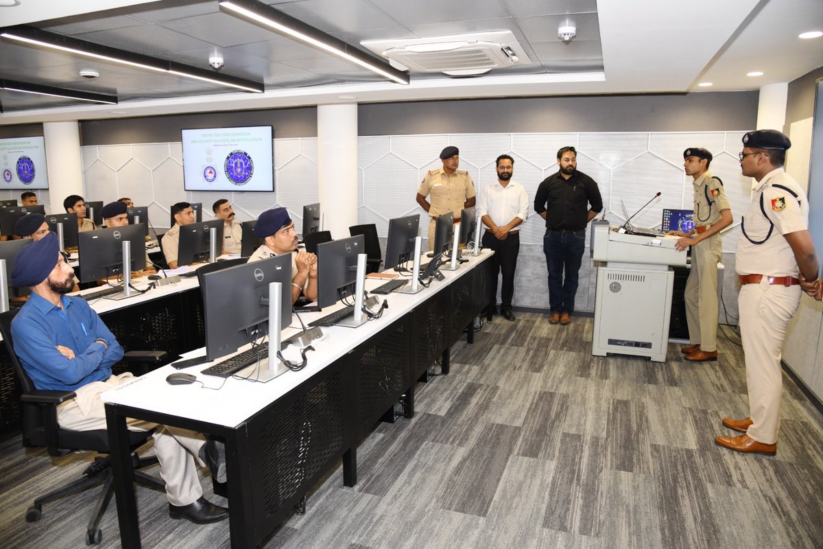 ChdCyberCell's tweet image. ENHANCING OUR CYBER DEFENCE

CISF personnel from major cities being imparted training in Cyber Security &amp;amp; Forensics at CenCOPS

@DgpChdPolice 

#CyberSecurity #CISFTraining #ChandigarhPolice