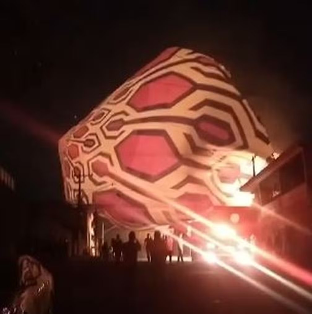 g1's tweet photo. Balão cai sobre imóveis e creche, arrasta carro, ergue moto e atinge rede elétrica na Zona Leste de SP https://t.co/nIKA7d328o #g1 https://t.co/1igP0YLODq