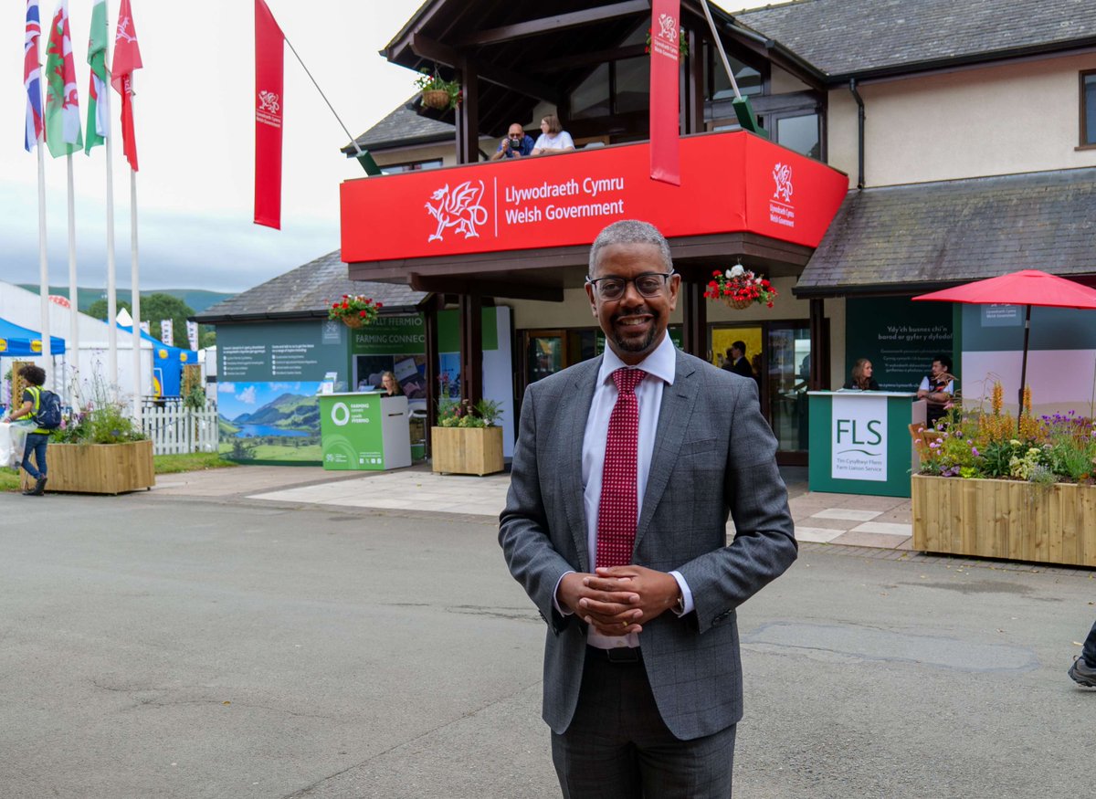 Gwych bod nol yn Y Sioe heddiw!

A busy day ahead in #RWC24 today – meeting farmers and food producers, and to launch Food Matters: Wales  which showcases our strategic agenda of food related policies.

Edrych ymlaen am ddiwrnod prysur ac i gwrdd a chi gyd.
