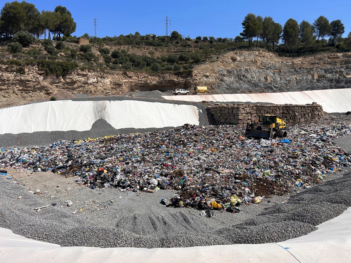 consorcibages's tweet photo. Recentment ha entrat en funcionament una nova fase del dipòsit controlat de residus, una obra que s'ha fet juntament amb treballs d'estabilització, amb el finançament de @residuscat 

#abocador #dipòsit #residus #parcambientaldeBufalvent https://t.co/6uNzIoWYHW