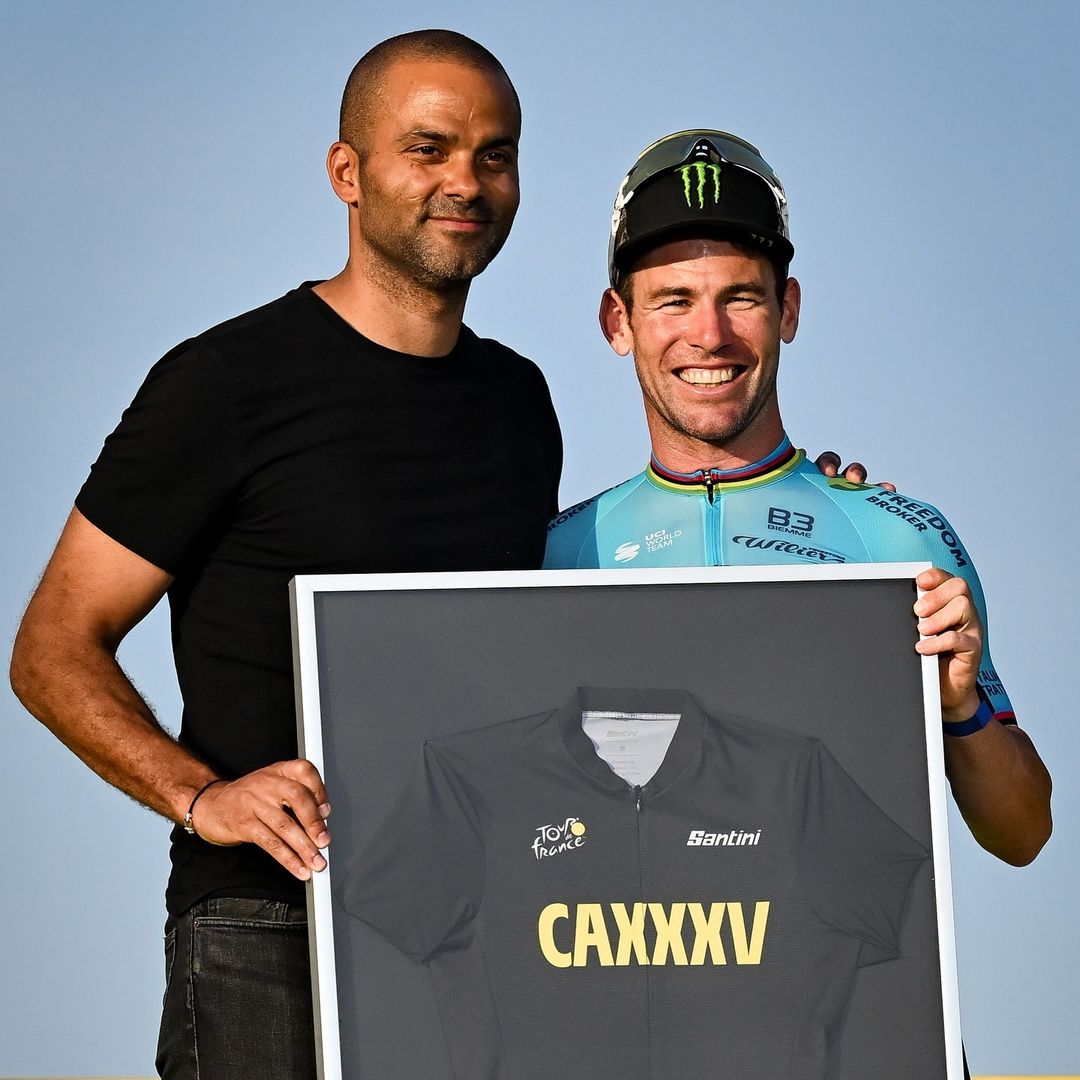 CyclistTR's tweet photo. Bir efsaneden diğerine: Tony Parker 🤝 Mark Cavendish

#TDF2024 #tdf2024tr #Cav35 https://t.co/cjs3hfBHFV