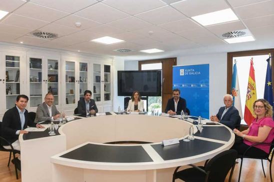 TransportePro's tweet image. Fegatramer y la @Xunta_c se reúnen para avanzar en los problemas del transporte que, entre otros, son:

➡ La #atomización empresarial.
➡ El envejecimiento del factor humano en el #transporte...

transporteprofesional.es/ultimas-notici…

#Fegatramer #asociacion #galicia