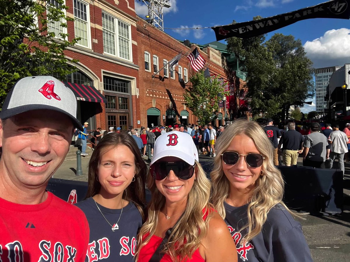 mmcclendon93's tweet photo. Summer in Boston is always a good idea! #redsox #Boston #LionsAtPlay #RHSRoar https://t.co/KuFzXh1MjM