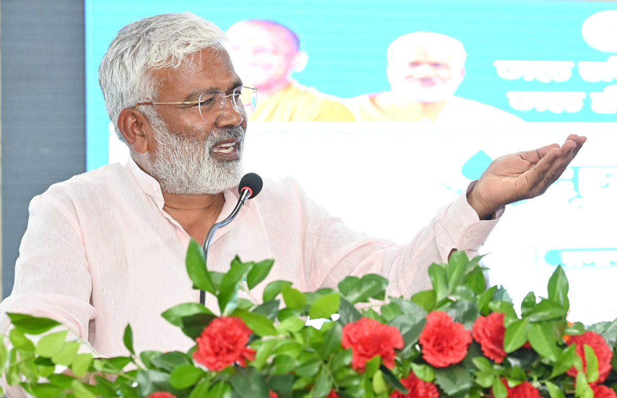 swatantrabjp's tweet photo. आज भूगर्भ जल निदेशालय, लखनऊ में भूजल सप्ताह के समापन कार्यक्रम को संबोधित किया। जिसमें मेरे साथ जल शक्ति राज्यमंत्री श्री रामकेश निषाद जी एवं जल जागरूकता के क्षेत्र में बहुत ही महनीय कार्य करने वाले 'पद्मश्री' उमाशंकर पाण्डेय जी उपस्थित रहे। @RamkeshBJP https://t.co/3eeHffaA3Q