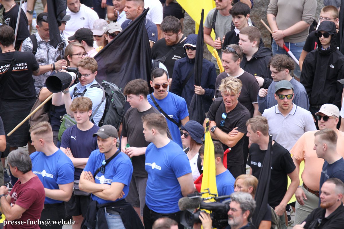 Pressefuchs_Brb's tweet photo. Zur #Demonstration der rechtsextremen Identitären kamen am Samstag ca. 350 Personen in #Wien (#w2007) zusammen, darunter Neonazis und IBler aus verschiedenen europäischen Ländern sowie JAler aus  Deutschland.

313 Fotos: https://t.co/68N3Hvywds
#whiteboysnightmare #noIB #blockIB https://t.co/y3xZuBCN5O