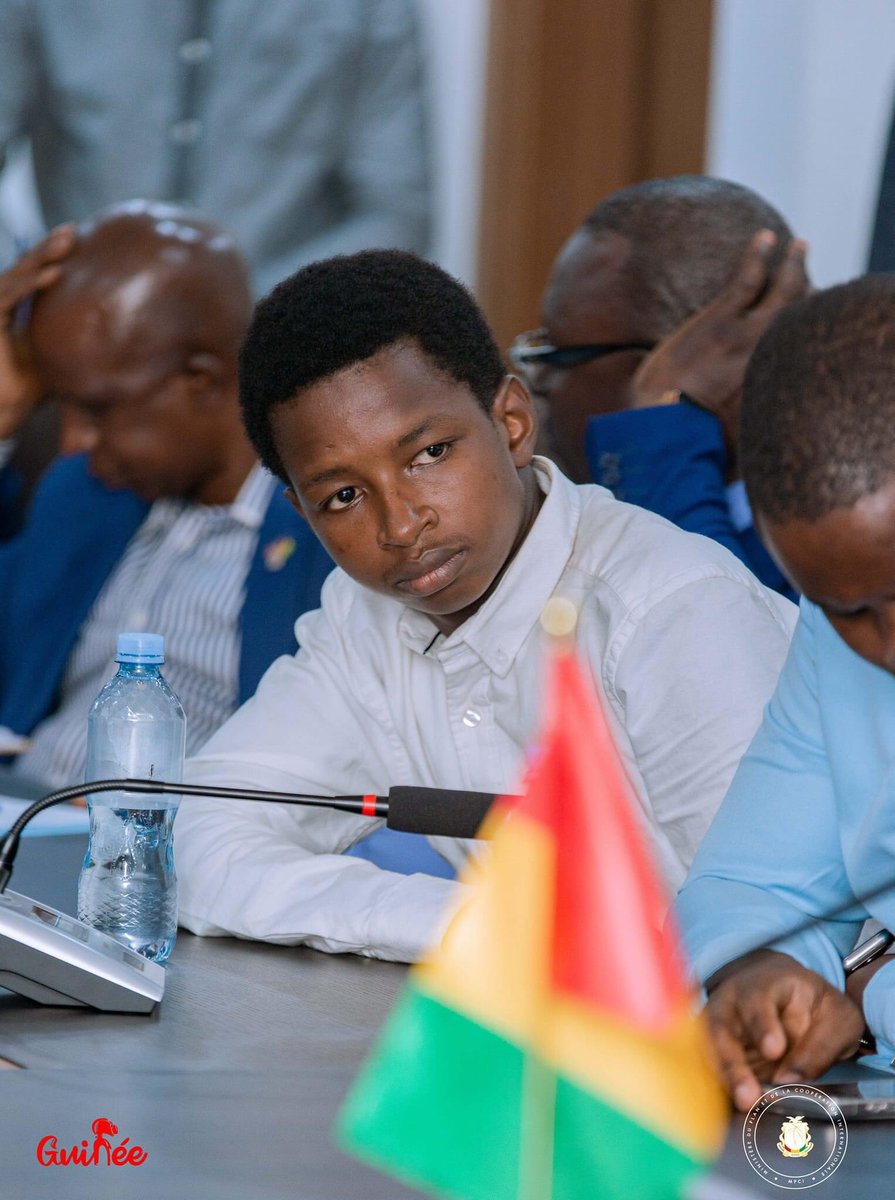amasada2's tweet photo. 🔔 La Guinée, l’Afrique et les nouvelles technologies : un potentiel à exploiter maintenant ! 

🟠 La Guinée, comme d’autres pays d’Afrique subsaharienne, doit encore faire d’énormes efforts dans le domaine des nouvelles technologies.

🔹 L’émergence de la téléphonie mobile a permis à des localités éloignées d’accéder au numérique grâce aux téléphones et même aux smartphones. 

🔸 Selon l’@ITU, le taux de pénétration mobile en Guinée était de 95 % en 2021. Cependant, seulement 27 % de la population avait un réel accès à Internet.

🔹Cette émergence n’a pas encore atteint un niveau permettant d’exploiter pleinement le potentiel de développement humain et social impulsé par le digital. Par exemple, seulement 13 % des ménages guinéens disposent d’un ordinateur à domicile, selon l’UIT.

🟠 Je pense que des efforts doivent se concentrer sur l’alphabétisation et le développement de la data en milieu rural. Car selon @UNICEF_FR, le taux d’alphabétisation des adultes en Guinée est de 32 %, avec une grande différence entre les zones urbaines et rurales.

🔹Nos États doivent promouvoir l’éducation de base, les services sociaux de base et l’information à travers ces outils digitaux de plus en plus accessibles. 

🔸C’est d’ailleurs une urgente action à faire, car  en intégrant les technologies éducatives, nous pourrions améliorer l’accès à l’éducation pour les 2,3 millions d’enfants en âge scolaire qui ne sont pas scolarisés en Afrique de l’Ouest, selon l’@UNESCO.

💡 La Guinée a de la chance d’avoir une population très jeune et l’Afrique aussi. Mais cette chance peut vite se transformer en malchance si l’on ne déploie pas des efforts pour booster la #DigitalLiteracy pour en faire un vrai levier de croissance. 

🎯 Ma mission d’Envoyé de la Jeunesse au sein de l’UIT est aussi de promouvoir l’inclusion numérique et l’accès équitable aux technologies pour tous. 

🔹 Cela est crucial pour l’alphabétisation numérique et le développement des infrastructures de données en milieu rural. 

🚀C’est maintenant ou jamais que nous pouvons exploiter le potentiel du digital pour un développement humain et social durable. Le moment est opportun. 

✅ États, Secteur Privé, ONGs, Institutions, n’est-ce pas ici qu’il faut déployer des efforts croisés? 

Cc: @ITUBDTDirector, @HuaweiNA,  @rppola, @UNICEFGuinea, @OnuGuinee 

#TheCallOfDuty #LearnAndShare
#GenerationConnect #DigitalInclusion