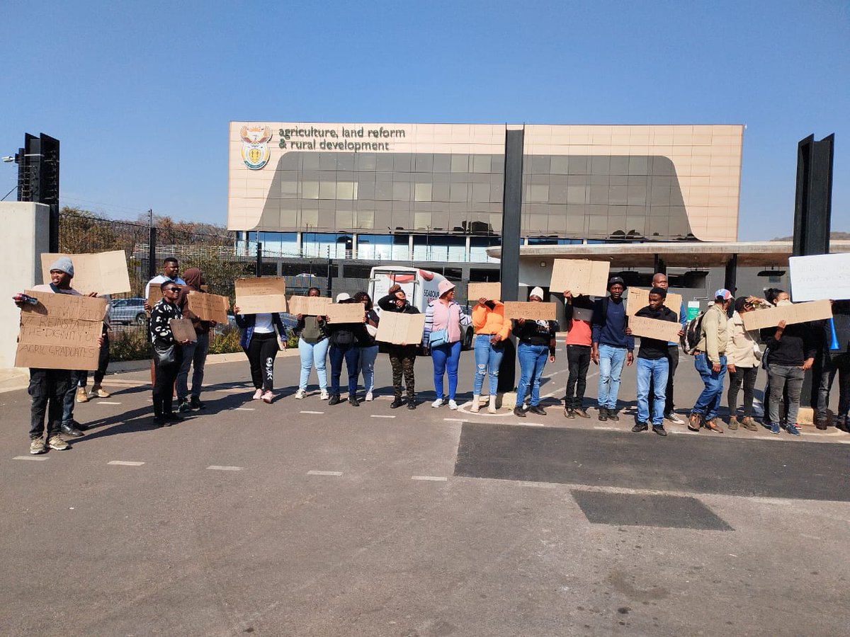 LeloWethu86002's tweet photo. Assistant Agricultural Practitioners are on the move! Assistant Agricultural Practitioners are marching for their rights and reinstatement. Join us in demanding action from the Dept of Agriculture &amp; Rural Development! #UnemployedAgricGraduates
@jsteenhuisen
@CyrilRamaphosa https://t.co/m3L6ehjpTf