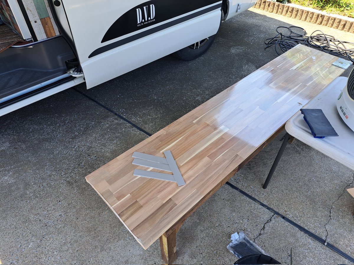 ryunosuke_one's tweet photo. オーバーヘッドコンソールをDIY
。ステーはアルミフラットバーで作ってみたけどシッカリしてる😄暑すぎて板の成形が適当になってしまった、、作り直したい
#ハイエース
#キャンピングカー
#ダーウィン https://t.co/dZz5A6ZiDU