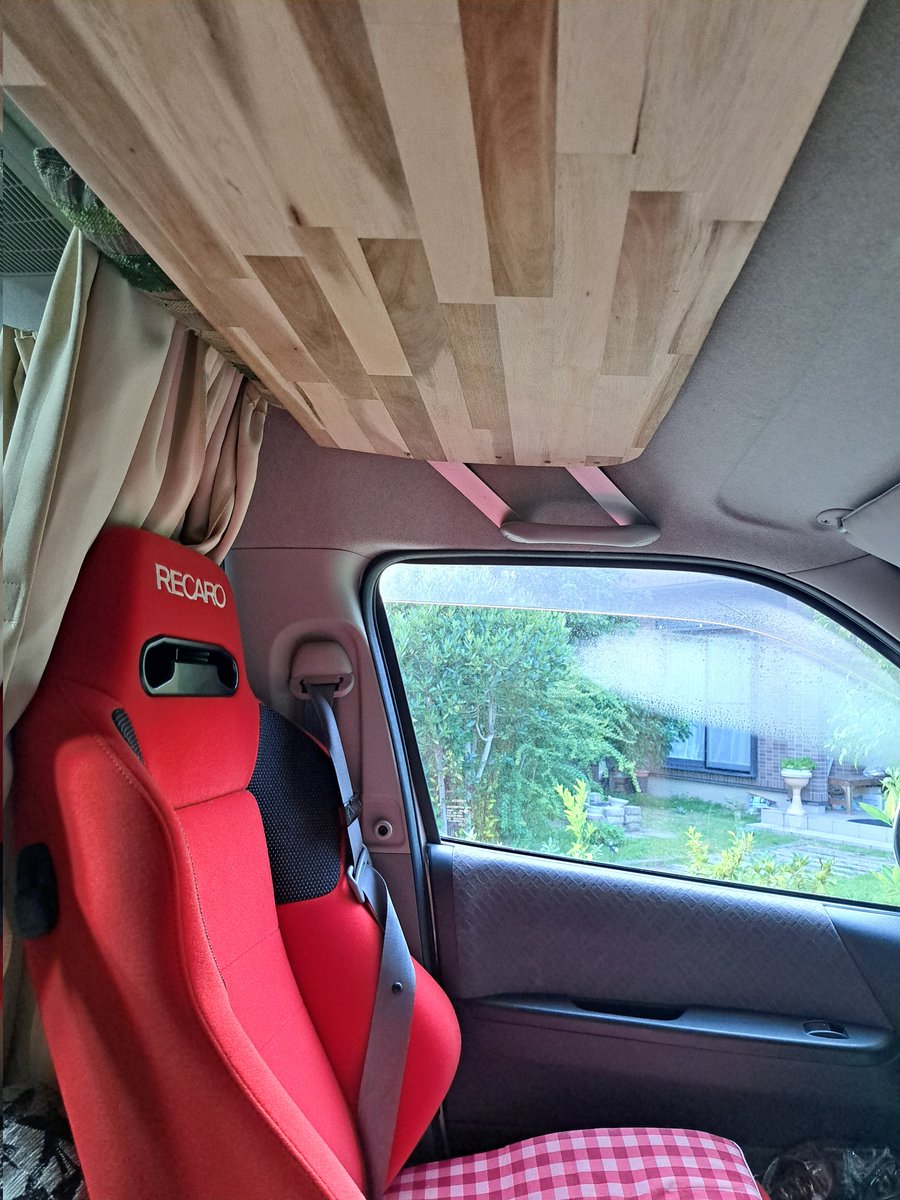 ryunosuke_one's tweet photo. オーバーヘッドコンソールをDIY
。ステーはアルミフラットバーで作ってみたけどシッカリしてる😄暑すぎて板の成形が適当になってしまった、、作り直したい
#ハイエース
#キャンピングカー
#ダーウィン https://t.co/dZz5A6ZiDU