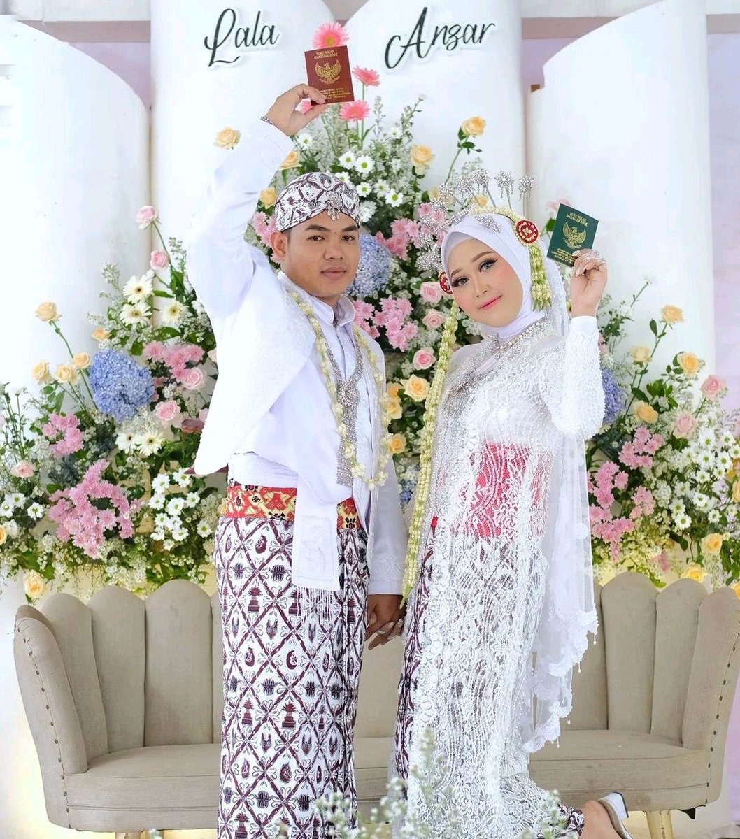 tytarias's tweet photo. Selamat! 🎉 Kami baru saja mengikat janji suci pernikahan hari ini. ❤️ Terima kasih kepada keluarga dan teman-teman yang telah mendukung kami. Doakan kebahagiaan kami selamanya! 💍 
Lala &amp; Ansar.

#JustMarried #BahagiaBersama #TytaRias #MUAJepara https://t.co/FysHWYKORu