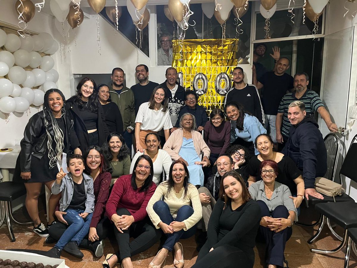 e_barbosa's tweet photo. Dia de celebrar os 100 anos da tia Maria do Carmo, que reuniu as irmãs, sobrinhos, filhos, netos e bisnetos. 🎂💚  #bdsp https://t.co/Grn8NChzqG