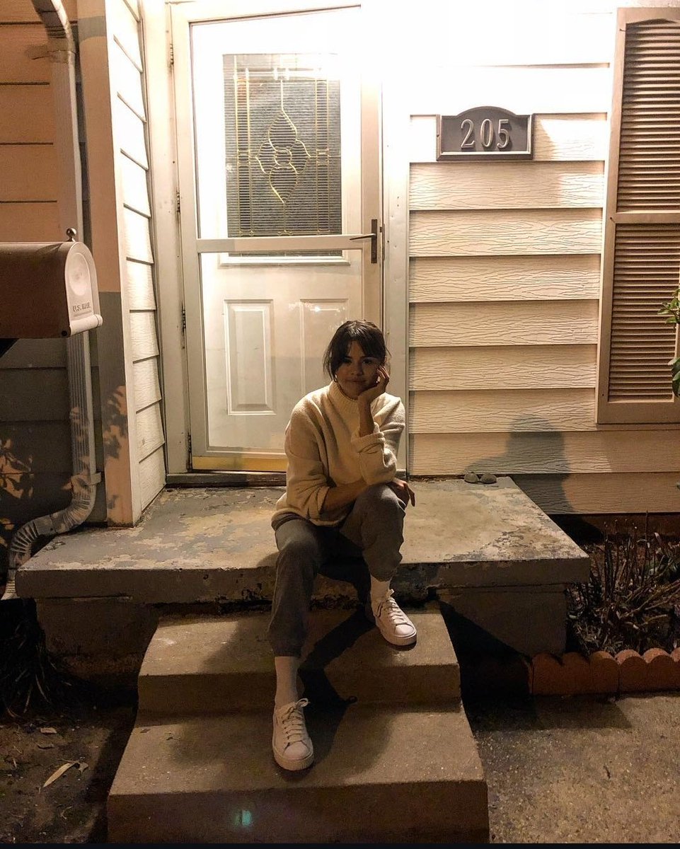 Çocukluğumdan beri kendime yakın hissettiğim nezaketi ve güzel kalbiyle beni büyüleyen tek insan
Küçükken who says büyüyünce your so rare dedin bize özgüven aşıladın ve buna minnettarım doğru yanlışlarınla her zaman seni çok seviyorum şarkı söylemeye devam et fısıltı olsa bile❤