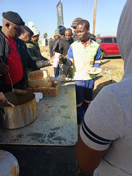SANDF_ZA's tweet photo. READ || SA Army Armoured Corps Combating Poverty and Inequality.

https://t.co/qNAq9B6GXQ

#SANDF
#SAArmy
#SAArmourFormation
#PrideOfLions
#MandelaDay2024 https://t.co/GopFVnabD2