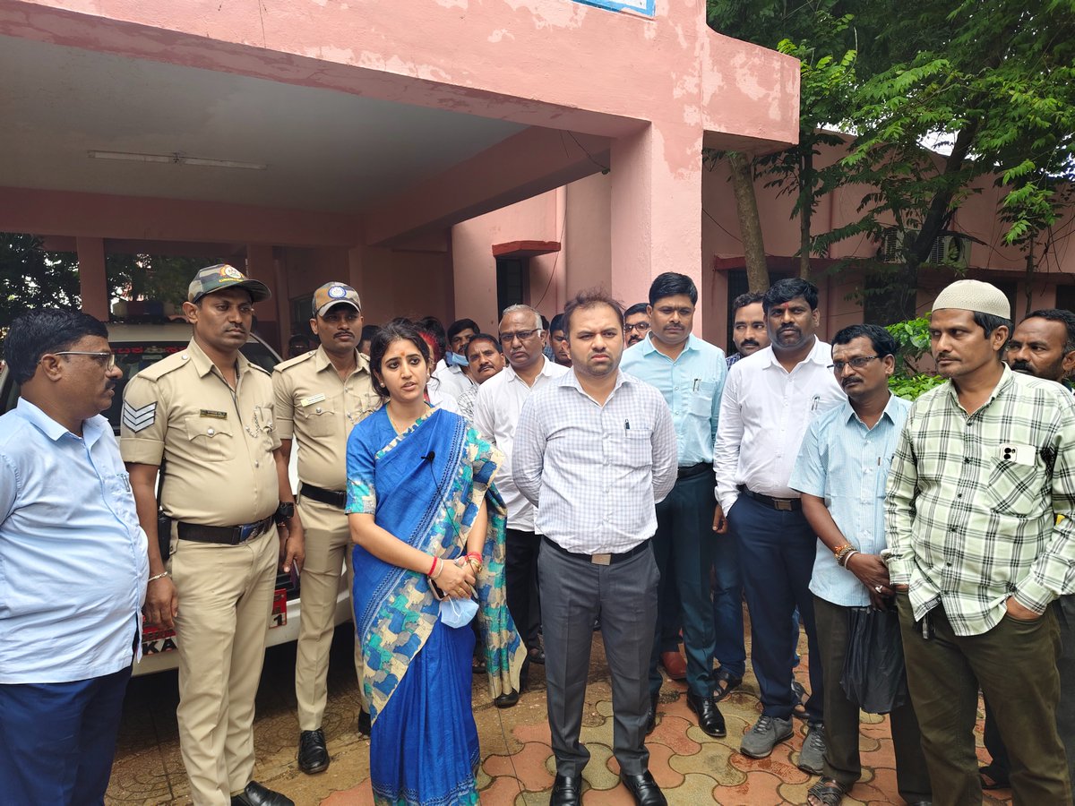iectpbk's tweet photo. ಬಸವಕಲ್ಯಾಣ : ನಗರದ ಸಾರ್ವಜನಿಕ ಆಸ್ಪತ್ರೆಗೆ ಮಾನ್ಯ ಡಿಸಿ. ಶೀಲ್ಪಾ ಶರ್ಮಾ ಮೇಡಂ ಹಾಗೂ ಜಿ.ಪಂ. ಮುಖ್ಯ ಕಾರ್ಯನಿರ್ವಾಹಕ ಅಧಿಕಾರಿಗಳಾದ ಡಾ.ಗಿರೀಶ ಬದೋಲೆ ಸರ್ ರವರು ಭೇಟಿನೀಡಿ ಪರಿಶೀಲಿಸಿದರು.                                                    ತಾ.ಪಂ. ಮಟ್ಟದ ಅಧಿಕಾರಿಗಳು ಇದ್ದರು. https://t.co/Neiw2yplUm