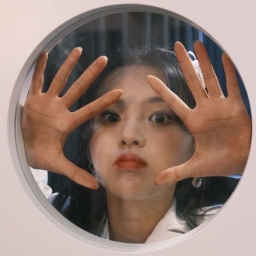 ceaoyue's tweet photo. Peek a boo 👁👁 https://t.co/B4hS0LdCtp