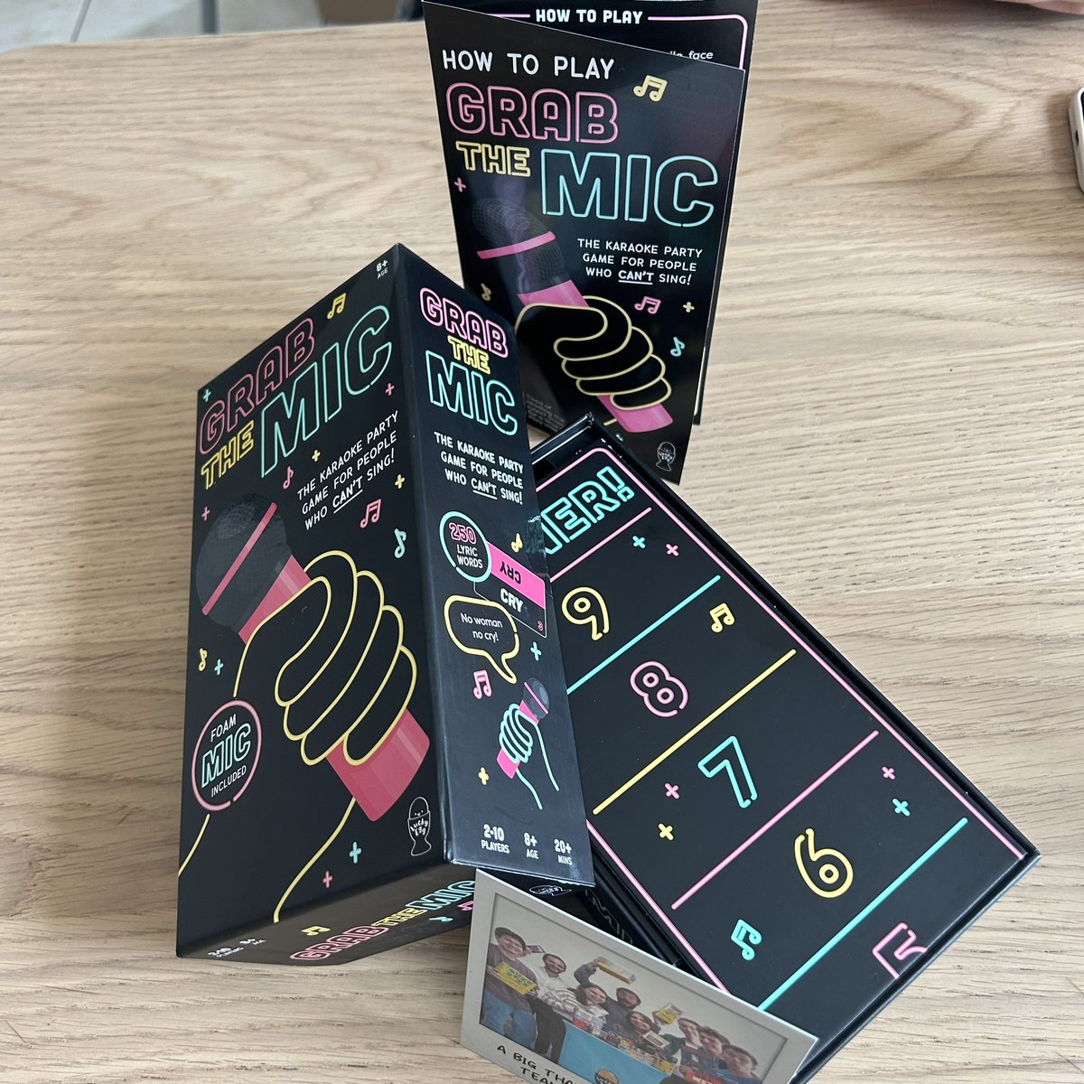 maarten_claus's tweet image. Finally got my hand on “Grab the Mic”! Love the packaging. Love the game. Love love love! @LuckyEggUK  #fungame #game #singing #partygane