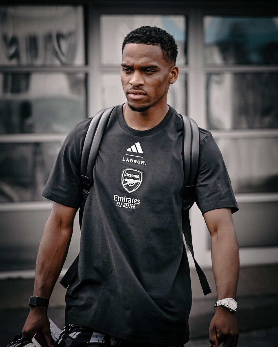 alexAFC__'s tweet photo. 📸| Few RETOUCHED photos of the team departing 🇺🇸 | @Arsenal 
.
.
Follow ➧📱@alexAFC__ for more Arsenal edits, content and quality Wallpaper pictures

#RetouchEdits #VintageEditing #ArenalwallPapers https://t.co/VRd08sQTHG