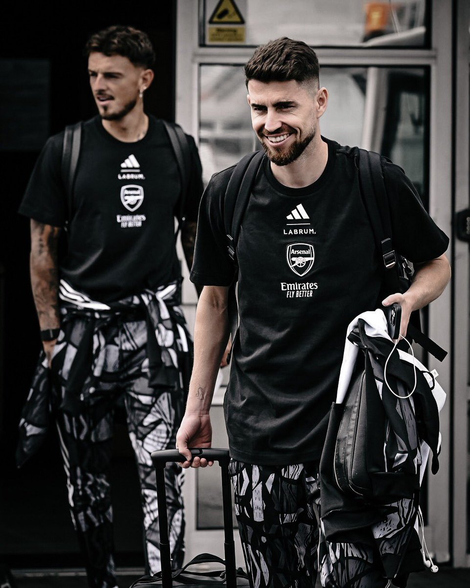 alexAFC__'s tweet photo. 📸| Few RETOUCHED photos of the team departing 🇺🇸 | @Arsenal 
.
.
Follow ➧📱@alexAFC__ for more Arsenal edits, content and quality Wallpaper pictures

#RetouchEdits #VintageEditing #ArenalwallPapers https://t.co/VRd08sQTHG