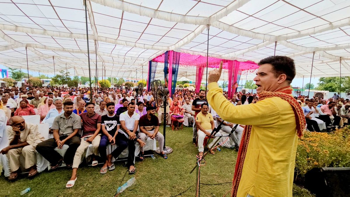 BJP4JnK's tweet photo. BJP President, J&amp;K Sh. @RavinderRaina, Former Dy CM Dr. @NirmalSinghBJP, J&amp;K BJP Kisan Morcha President S. Sarabjeet Singh Johal and BJP District President Kathua Sh. @GopalmahajanJk addressed "Kisan Morcha Sammelan" at Hiranagar Assembly Constituency. https://t.co/UDriQ0JVSW