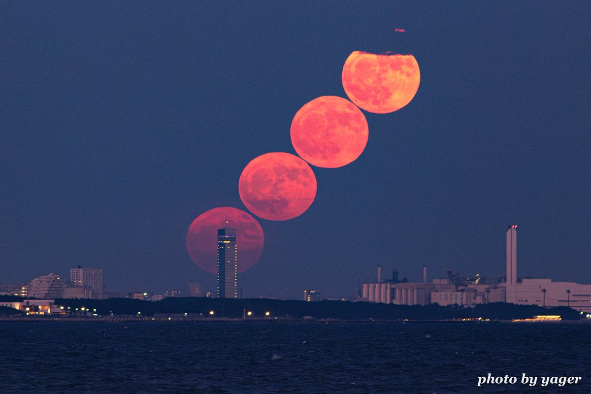 TakahitoYagami's tweet photo. 千葉ポートタワーから登った赤い月が夜空に登っていきます。
ある程度の高さで雲に隠れて見えなくなりました。
#千葉ポートタワー 千葉県千葉市
2024-07-21
#moon #zoomoon #満月 #バックムーン https://t.co/cZw2y8SsAZ