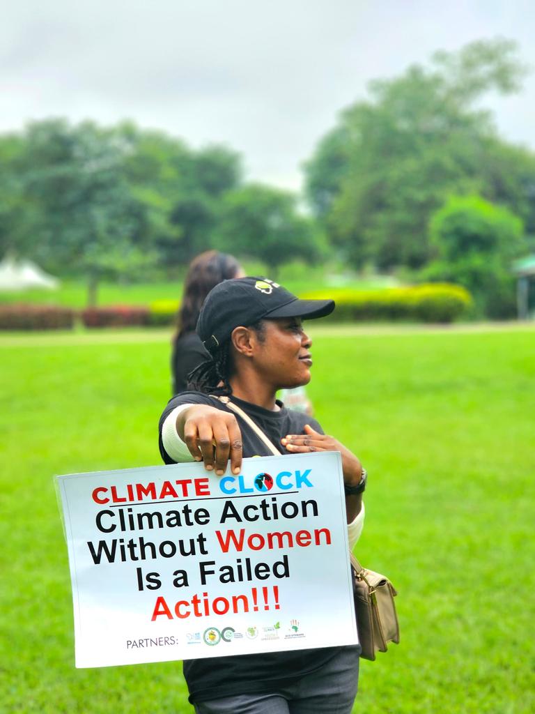 EdebiPriscilla's tweet photo. Today at 5pm Nigerian time, the Climate Clock will tick down below 5 years for the first time. 

I was out with other climate advocates to demand for #climateaction as the clock ticks down.

#ClimateEmergencyDay https://t.co/AcoAviGhEa