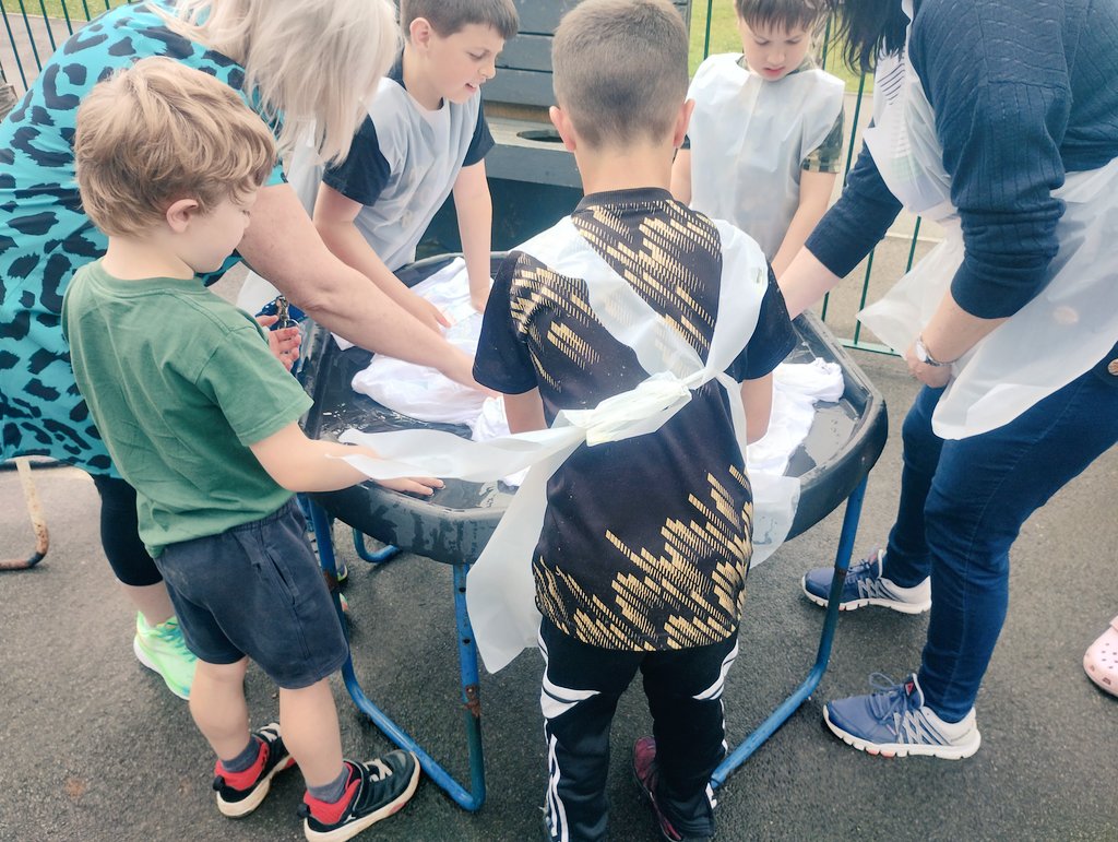 A fantastic start to Food and Fun this week learning about healthy eating and making tie dye t-shirts. 😀