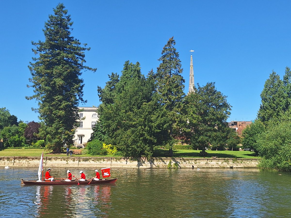 Who saw the #SwanUpping at #Wallingford on Friday? It's the annual census of the swan population along our stretch of the #Thames. The Swan Uppers weigh &amp; measure any cygnets and check them for any signs of injury. The centuries old ceremony is now important for conservation.