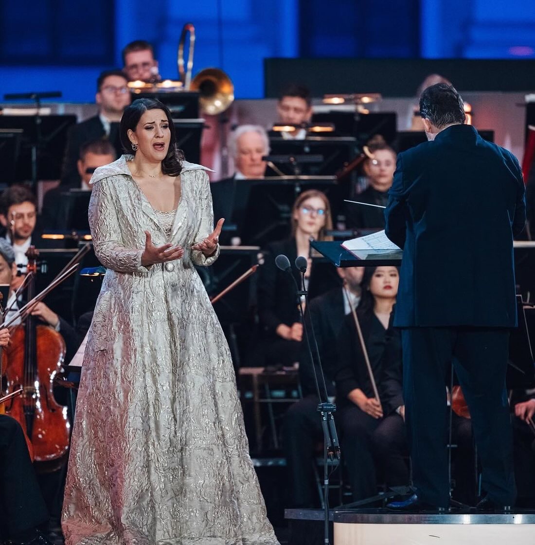 ConciertosdeLa2's tweet image. El 3 de agosto, a las 8 de la mañana en @la2_tve , Concierto de verano de la Orquesta Filarmónica de Viena desde el Palacio de Schönbrunn en Viena con la soprano Lise Davidsen y la dirección de @andris_nelsons . Obras de Wagner, Smetana, Verdi, Holmes, Khachaturian y Shostakovich