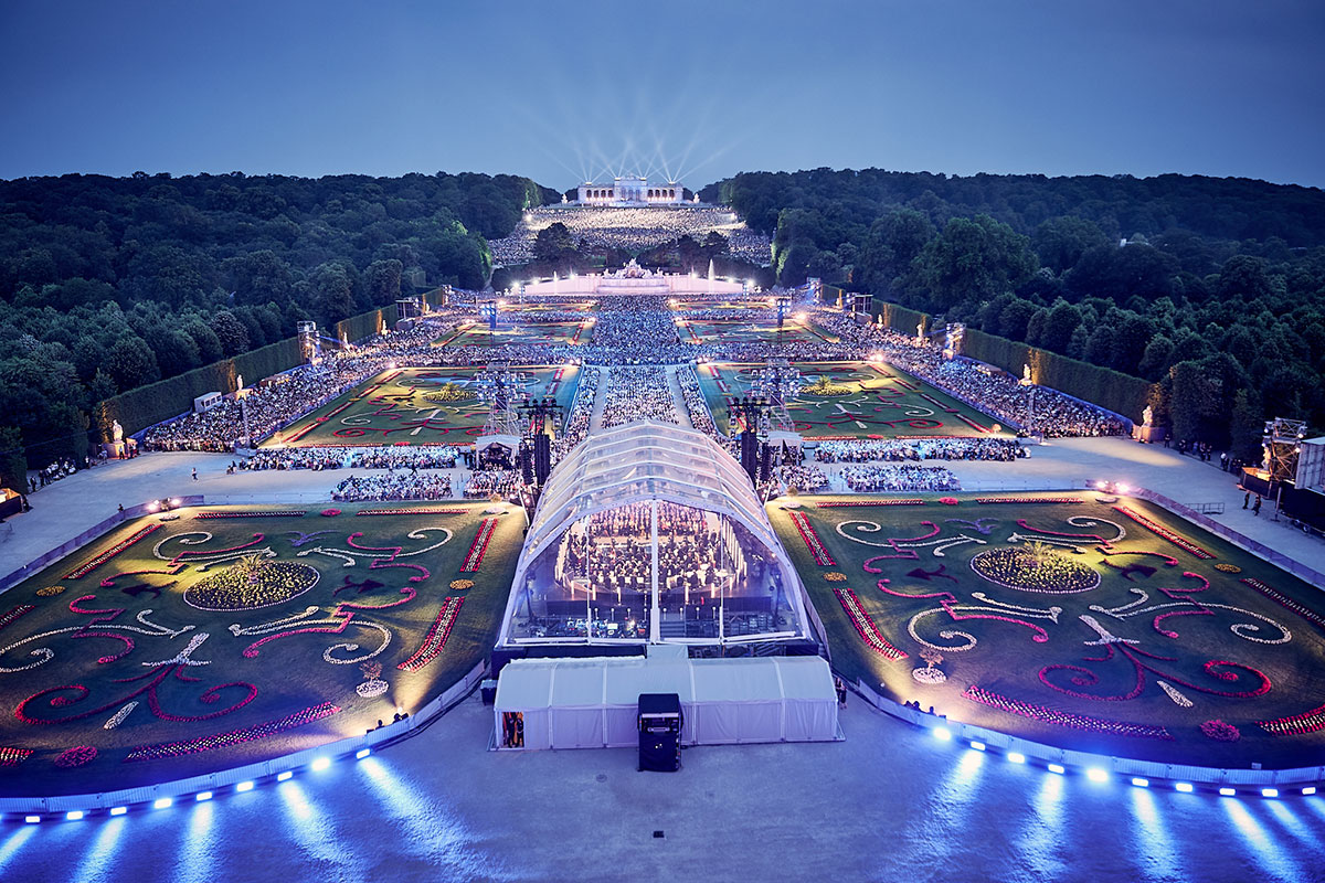 ConciertosdeLa2's tweet image. El 3 de agosto, a las 8 de la mañana en @la2_tve , Concierto de verano de la Orquesta Filarmónica de Viena desde el Palacio de Schönbrunn en Viena con la soprano Lise Davidsen y la dirección de @andris_nelsons . Obras de Wagner, Smetana, Verdi, Holmes, Khachaturian y Shostakovich